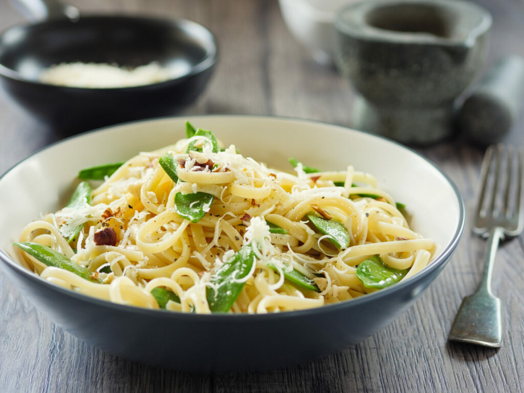 Cacio e pepe with mangetout